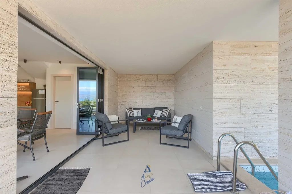 Villa with Heated Pool, Jacuzzi and 5 Bedrooms in Ičići