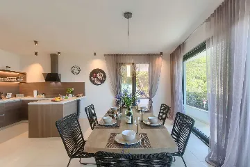 Villa with Heated Pool, Jacuzzi and 5 Bedrooms in Ičići