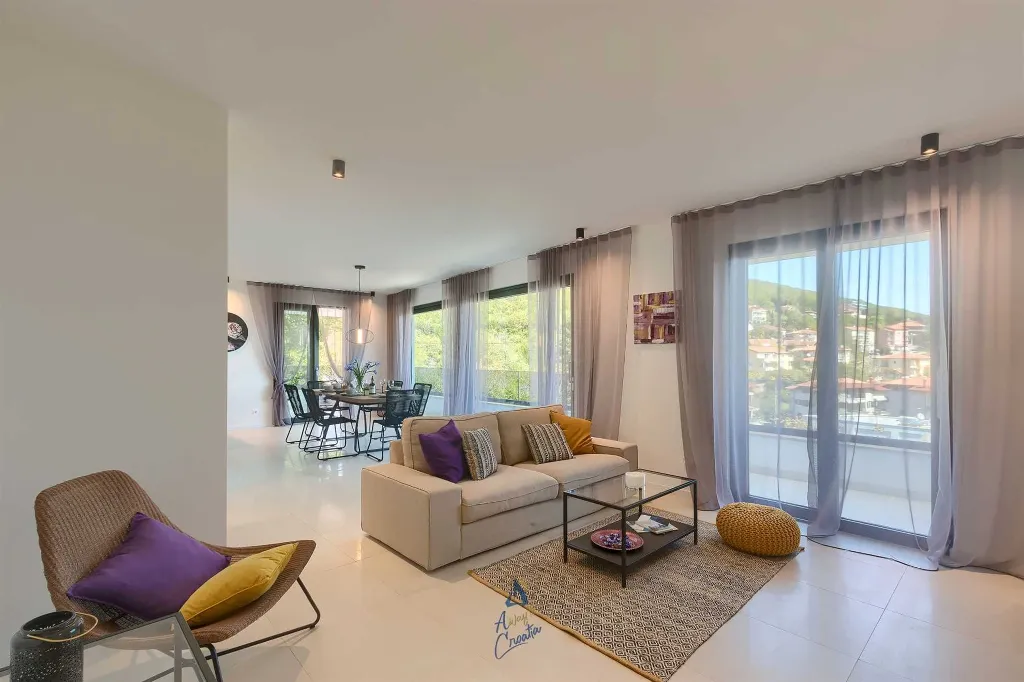 Villa with Heated Pool, Jacuzzi and 5 Bedrooms in Ičići