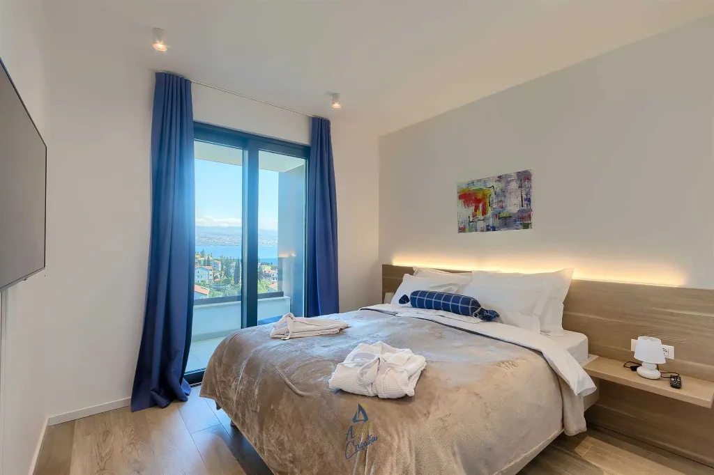 Villa with Heated Pool, Jacuzzi and 5 Bedrooms in Ičići