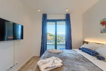 Villa with Heated Pool, Jacuzzi and 5 Bedrooms in Ičići