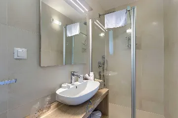 Villa with Heated Pool, Jacuzzi and 5 Bedrooms in Ičići