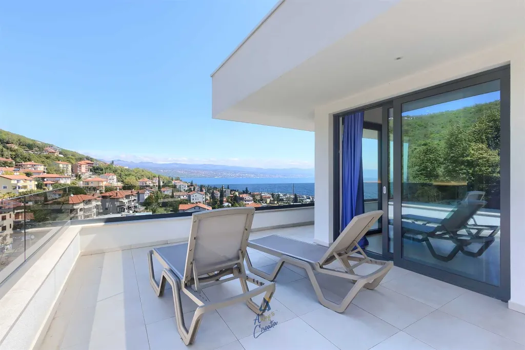 Villa with Heated Pool, Jacuzzi and 5 Bedrooms in Ičići