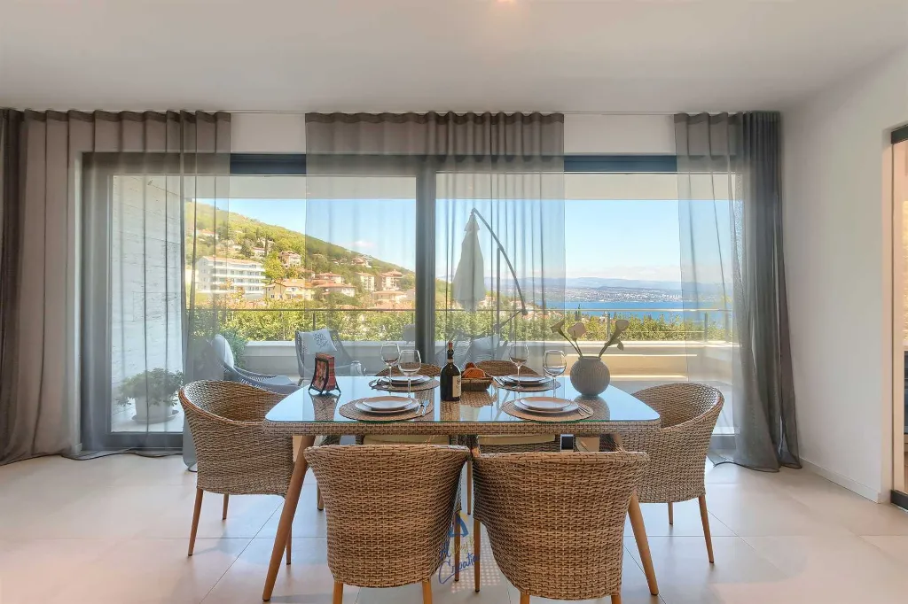 Villa with Heated Pool, Jacuzzi and 5 Bedrooms in Ičići