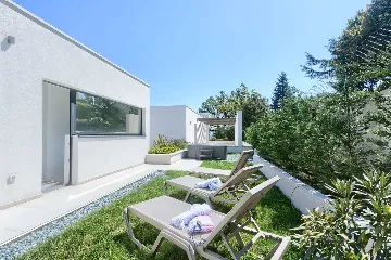 Villa with Heated Pool, Jacuzzi and 5 Bedrooms in Ičići