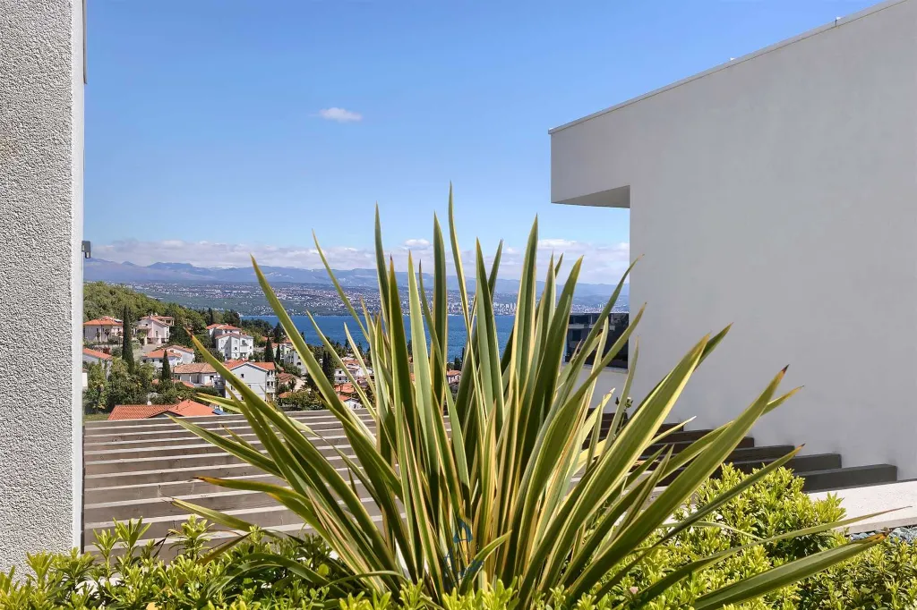 Villa with Heated Pool, Jacuzzi and 5 Bedrooms in Ičići