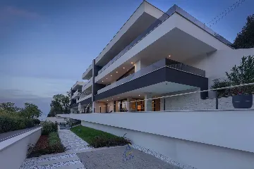 Villa with Heated Pool, Jacuzzi and 5 Bedrooms in Ičići