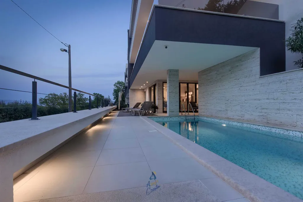 Villa with Heated Pool, Jacuzzi and 5 Bedrooms in Ičići