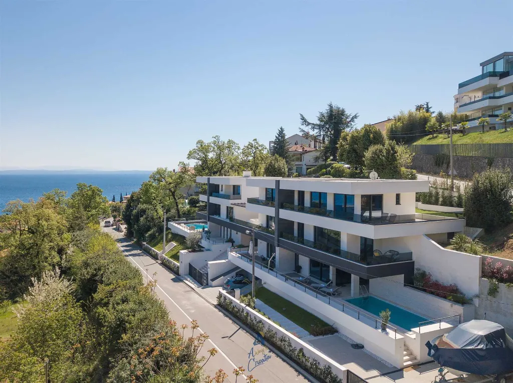 Villa with Heated Pool, Jacuzzi and 5 Bedrooms in Ičići