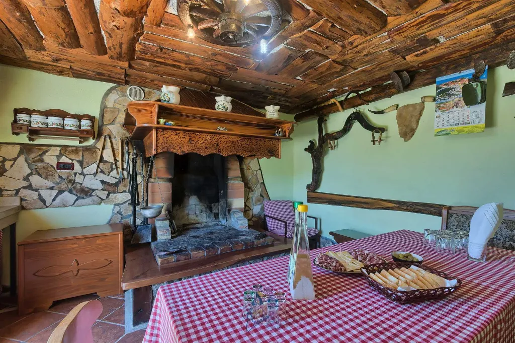 2-Bedroom Villa with Pool in Gologorički Dol