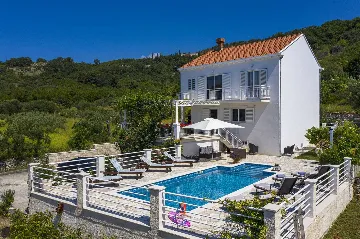 5-Bedroom Villa for 10 in Zaton, Croatia
