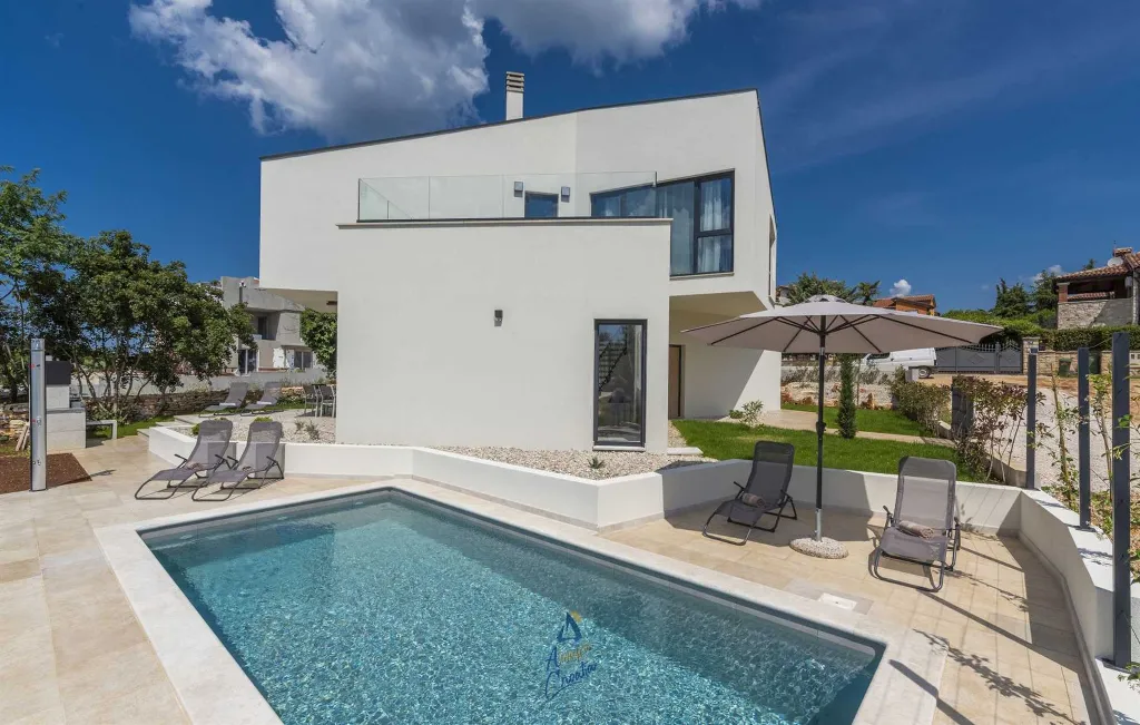 4-Bedroom Villa with Private Pool in Vabriga