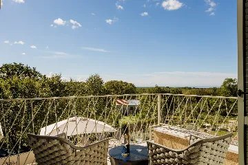 4-Bedroom Villa in Višnjan for Up to 10 Guests