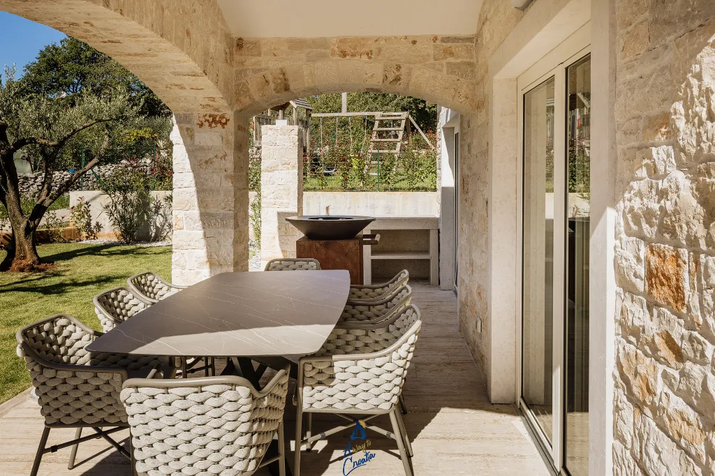 4-Bedroom Villa in Višnjan for Up to 10 Guests
