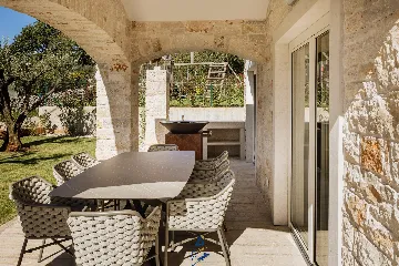 4-Bedroom Villa in Višnjan for Up to 10 Guests