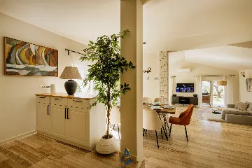 4-Bedroom Villa in Višnjan for Up to 10 Guests