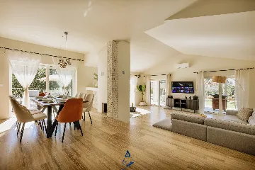 4-Bedroom Villa in Višnjan for Up to 10 Guests