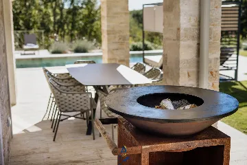 4-Bedroom Villa in Višnjan for Up to 10 Guests