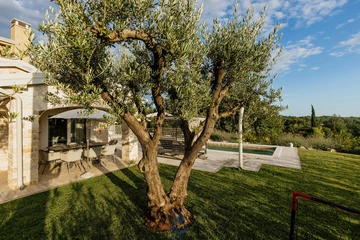 4-Bedroom Villa in Višnjan for Up to 10 Guests