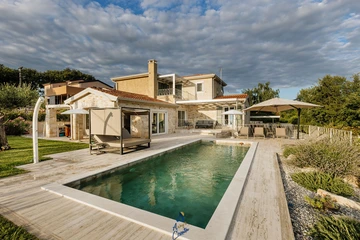 4-Bedroom Villa in Višnjan for Up to 10 Guests