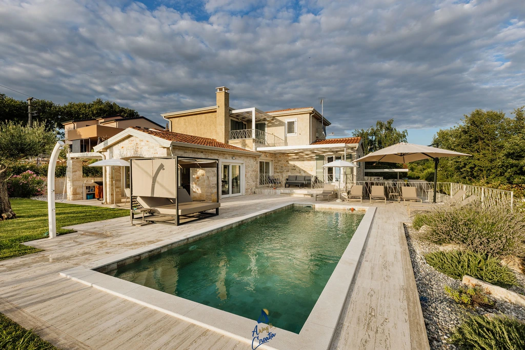 4-Bedroom Villa in Višnjan for Up to 10 Guests
