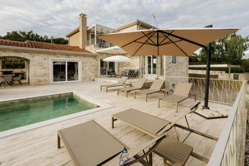 4-Bedroom Villa in Višnjan for Up to 10 Guests