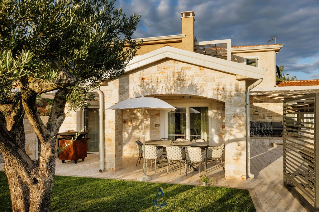 4-Bedroom Villa in Višnjan for Up to 10 Guests