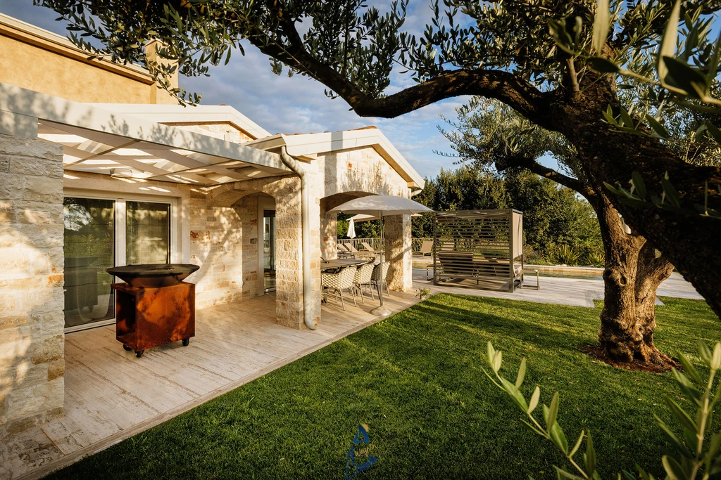 4-Bedroom Villa in Višnjan for Up to 10 Guests