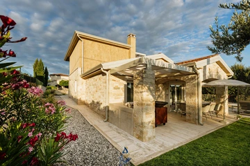 4-Bedroom Villa in Višnjan for Up to 10 Guests