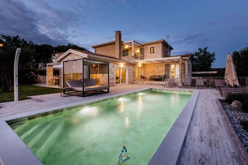 4-Bedroom Villa in Višnjan for Up to 10 Guests