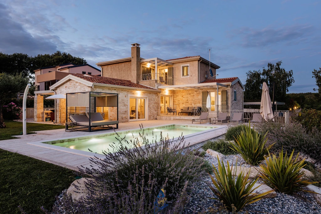 4-Bedroom Villa in Višnjan for Up to 10 Guests