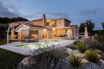 4-Bedroom Villa in Višnjan for Up to 10 Guests