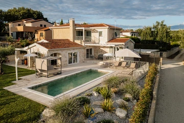 4-Bedroom Villa in Višnjan for Up to 10 Guests