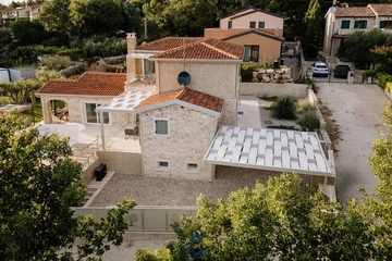 4-Bedroom Villa in Višnjan for Up to 10 Guests