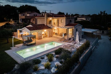 4-Bedroom Villa in Višnjan for Up to 10 Guests