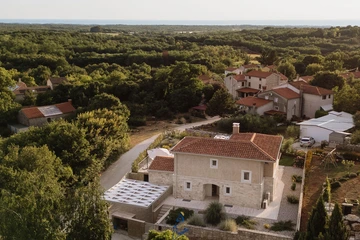 4-Bedroom Villa in Višnjan for Up to 10 Guests