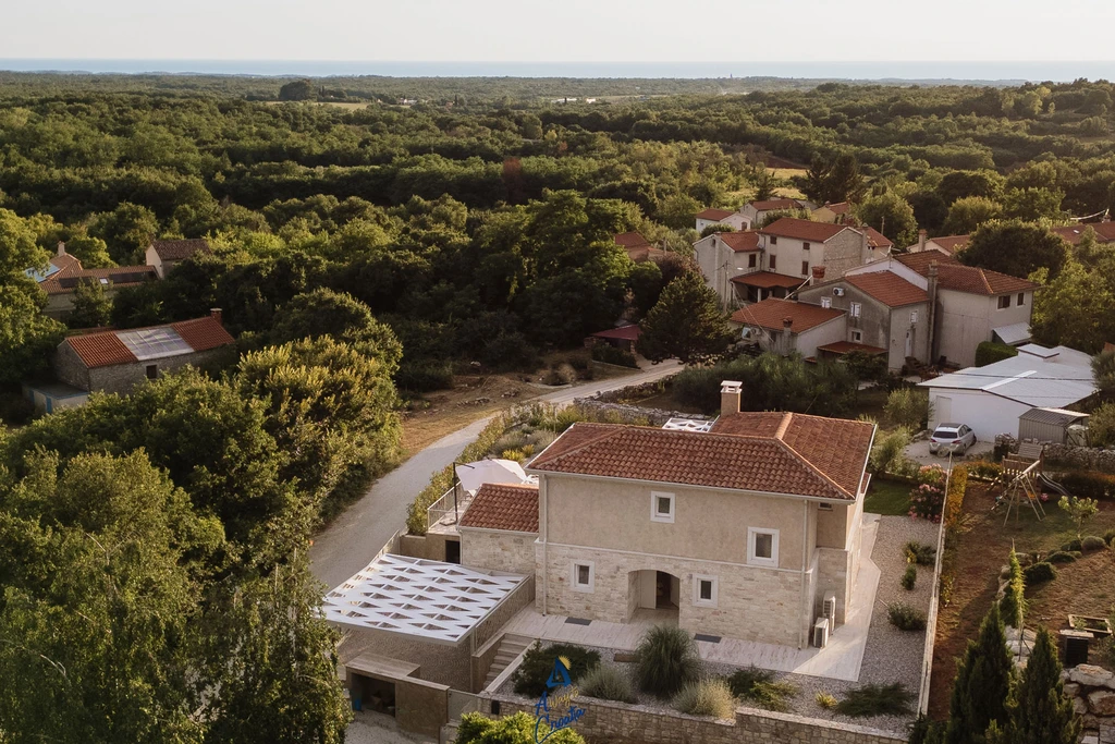 4-Bedroom Villa in Višnjan for Up to 10 Guests