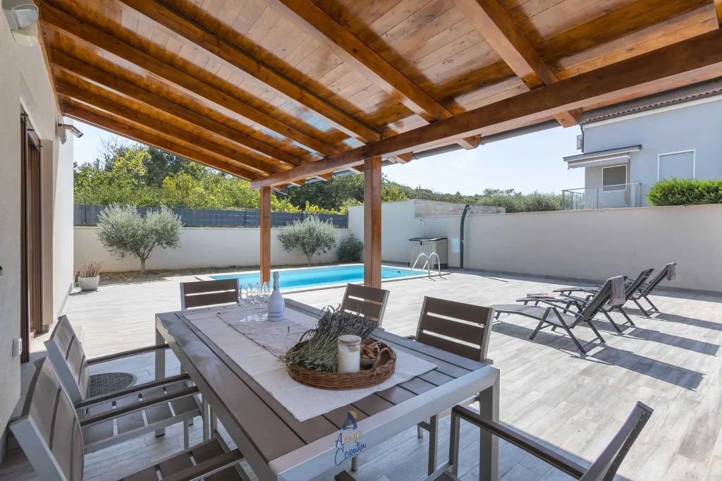 3-Bedroom Apartment with Pool and Garden in Meduliin