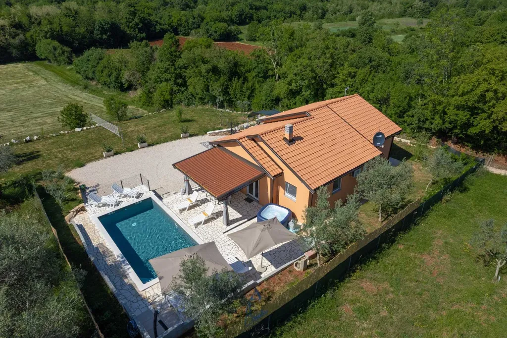 3-Bedroom Villa with Private Pool and Jacuzzi in Umag