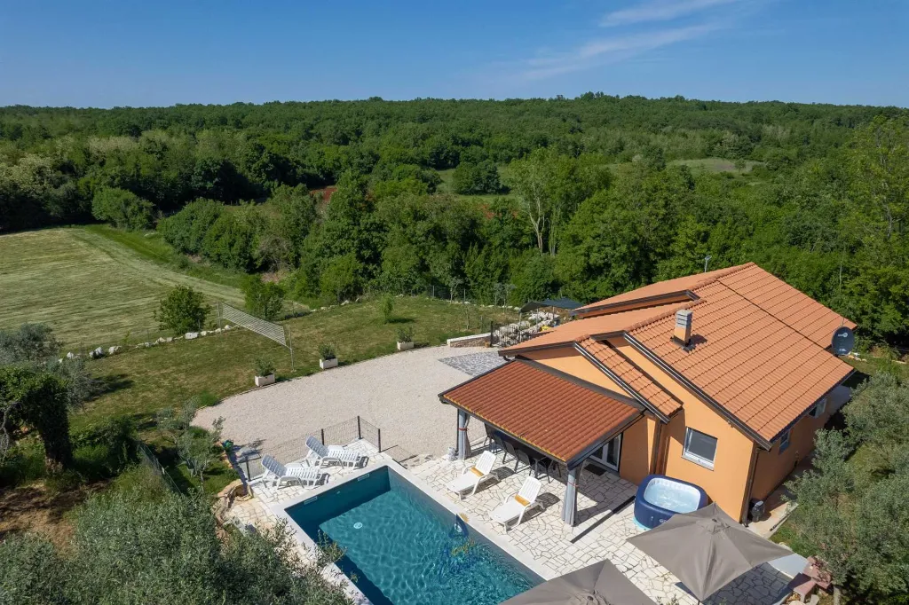 3-Bedroom Villa with Private Pool and Jacuzzi in Umag