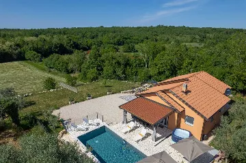 3-Bedroom Villa with Private Pool and Jacuzzi in Umag