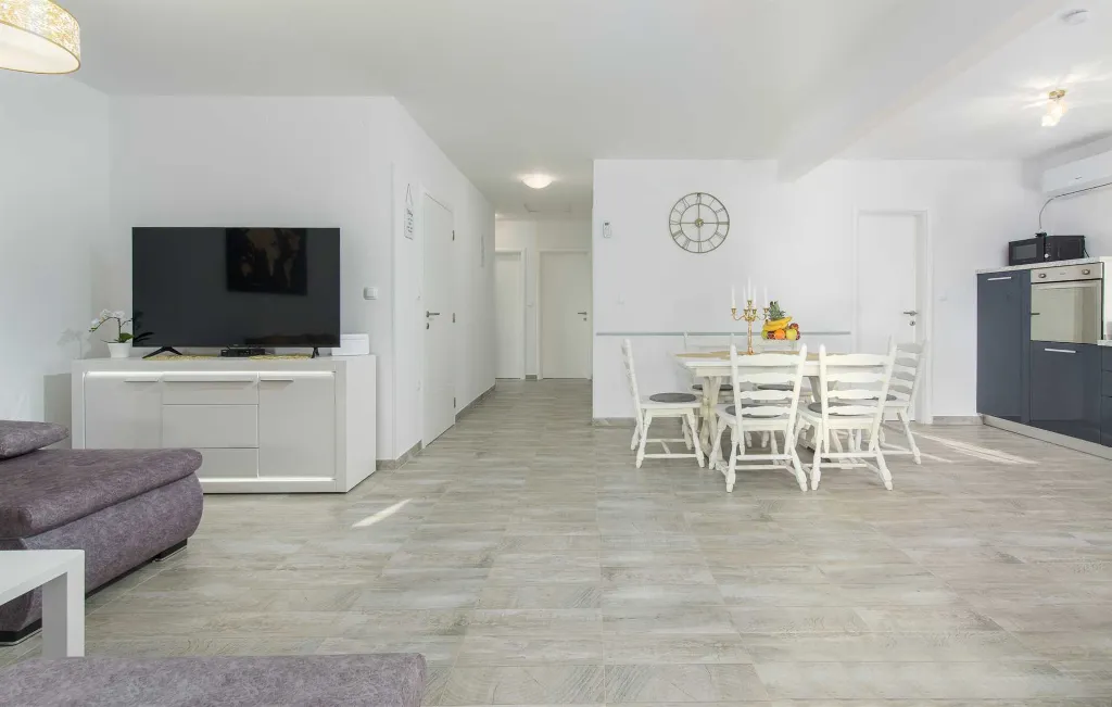 3-Bedroom Villa with Private Pool and Jacuzzi in Umag