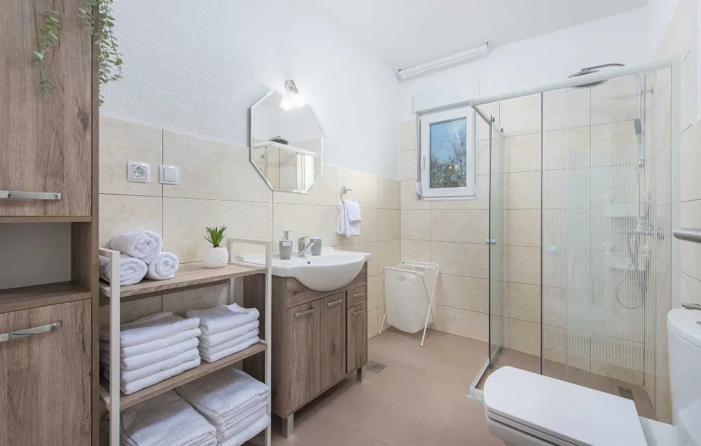 3-Bedroom Villa with Private Pool and Jacuzzi in Umag