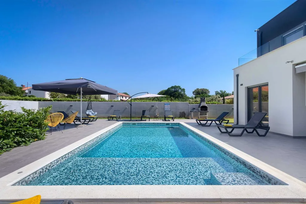 4-Bedroom Villa with Private Pool for 8 in Pula
