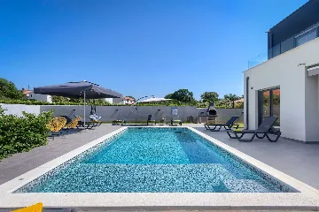 4-Bedroom Villa with Private Pool for 8 in Pula