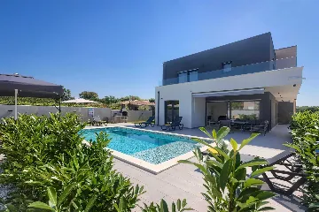 4-Bedroom Villa with Private Pool for 8 in Pula