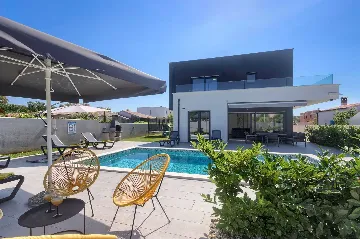 4-Bedroom Villa with Private Pool for 8 in Pula