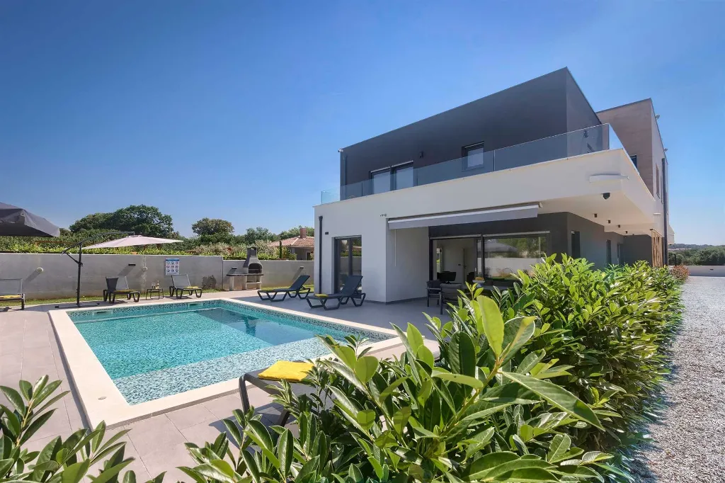 4-Bedroom Villa with Private Pool for 8 in Pula