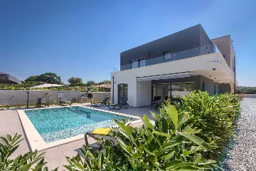 4-Bedroom Villa with Private Pool for 8 in Pula