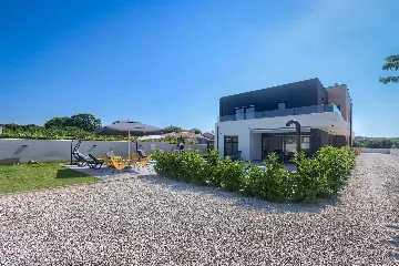 4-Bedroom Villa with Private Pool for 8 in Pula